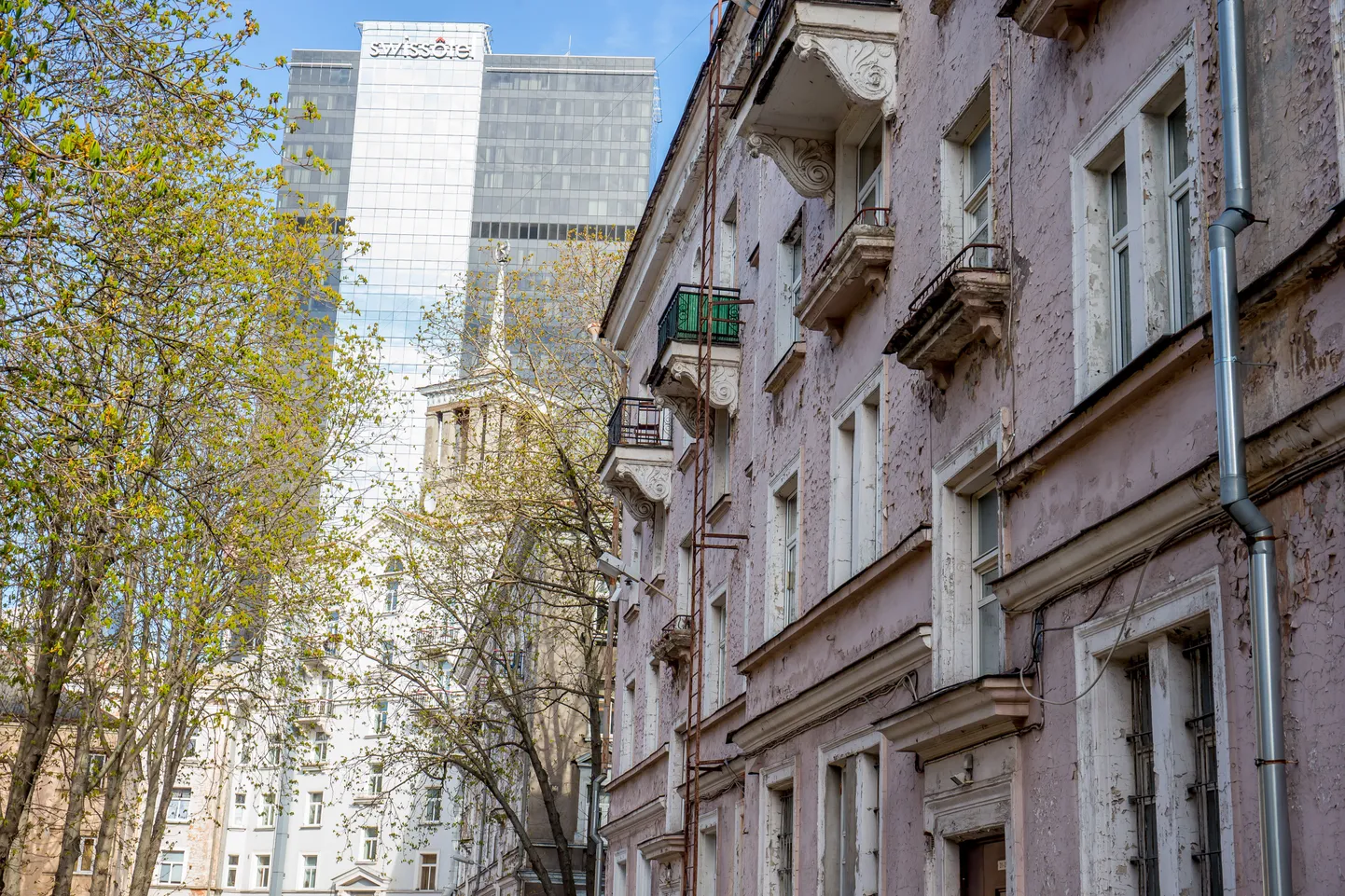 Квартиру в доме на Тарту мнт., 28 сдают на день-два-три. Именно за эти дни временные, постоянно сменяющиеся, жильцы успевают отравить жизнь соседям.
