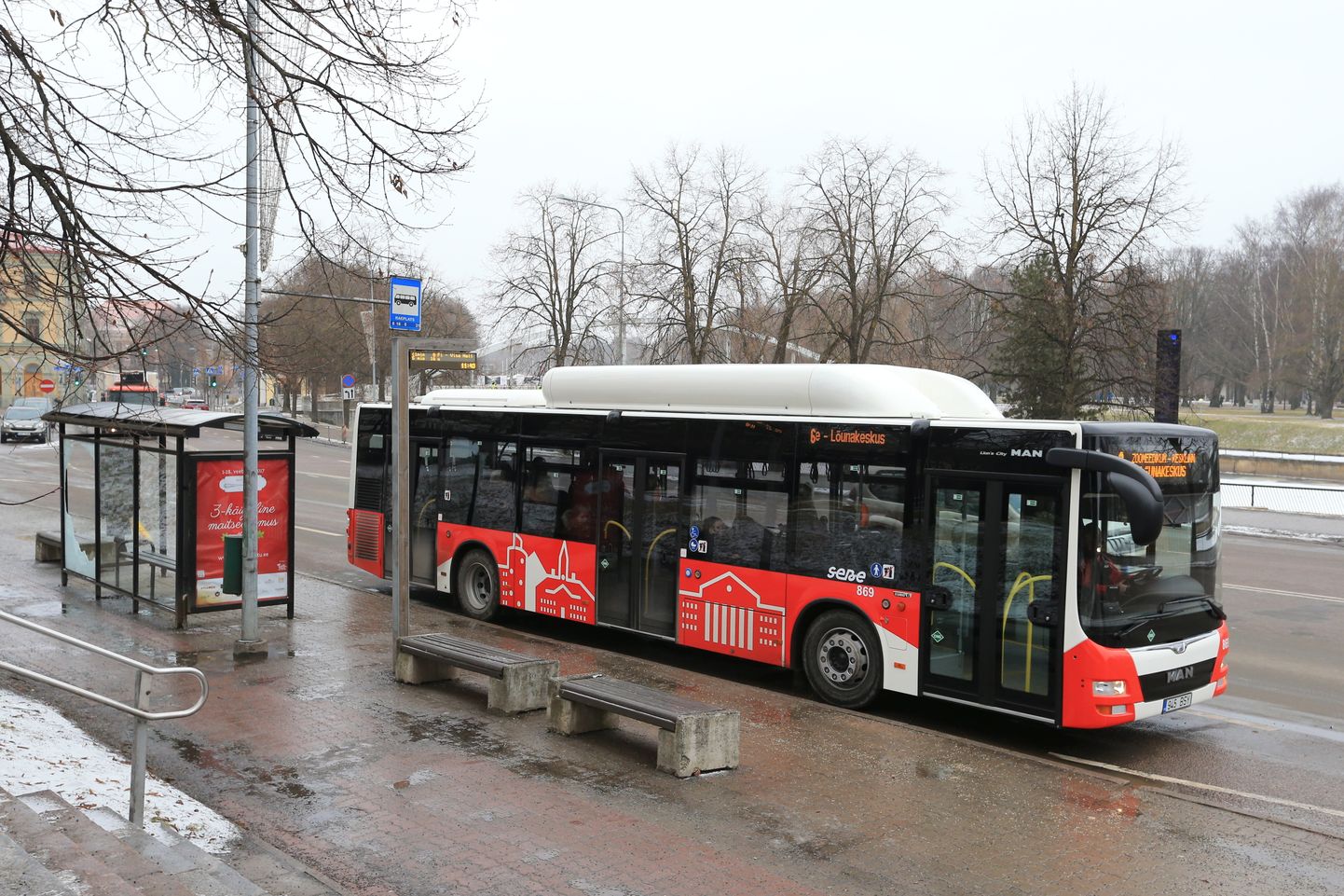 Tartu linnaliinibuss Raeplatsi bussipeatuses.