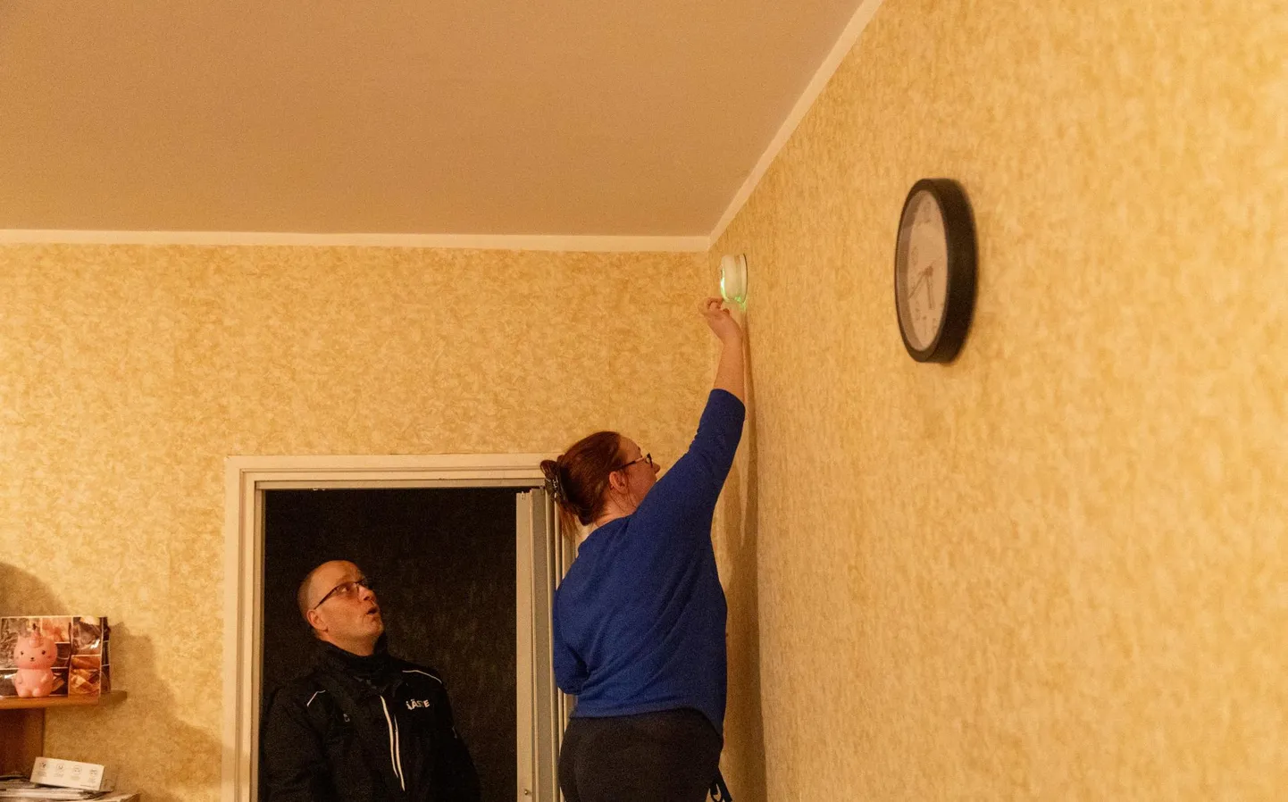 Inspektor Reio Laar soovitas Maarja Kuuspul Nublu suitsuandur võimalusel lakke paigaldada, sest siis jõuab suits selleni kiiremini kui praegu.