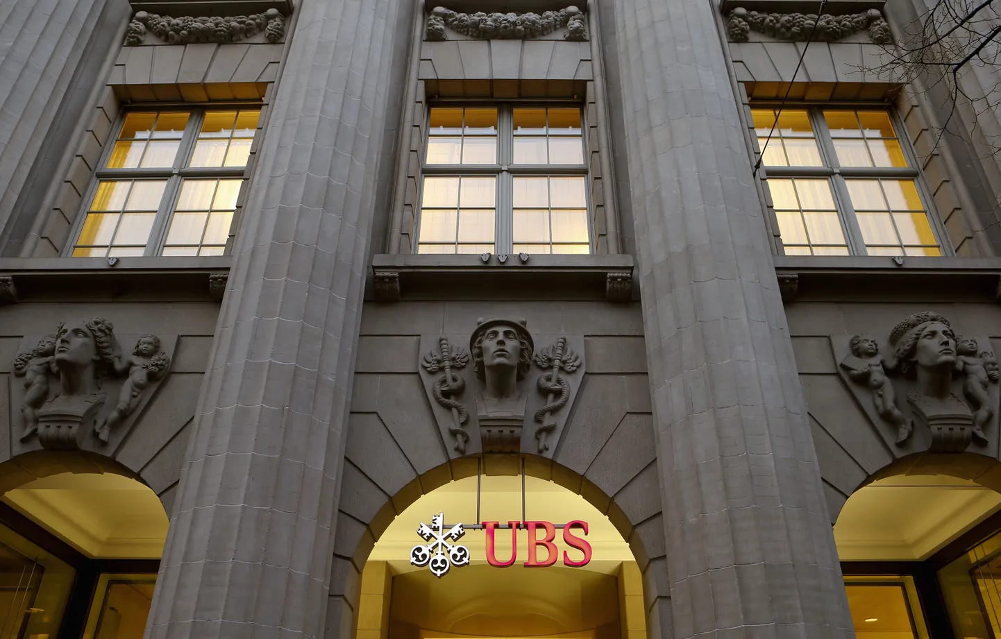The logo of Swiss bank UBS is seen at a branch office in Zurich October 29, 2013. Swiss bank UBS said on Tuesday it would defer a key earnings target by at least a year because of temporary demands to hold extra capital, dampening better-than-expected third quarter results that saw the bank swing to profit.  REUTERS/Arnd Wiegmann (SWITZERLAND - Tags: BUSINESS LOGO)