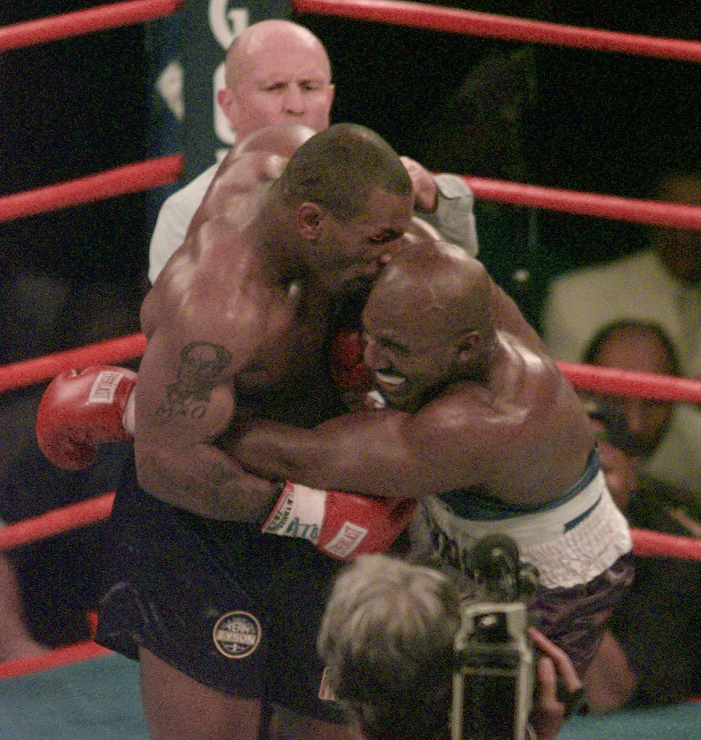 Mike Tyson 23 aastat tagasi poksi MM-tiitlimatšis hammustamas Evander Holyfieldi kõrva.