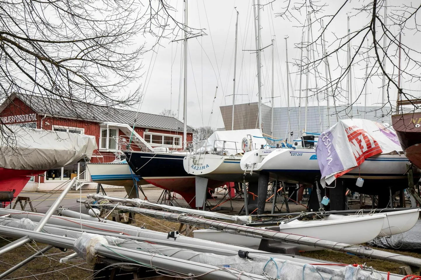 Pärnu jahtklubi alal seisab väljaspool purjetamishooaega suur hulk jahte ja kaatreid, millel hoiavad silma peal valvekaamerad.