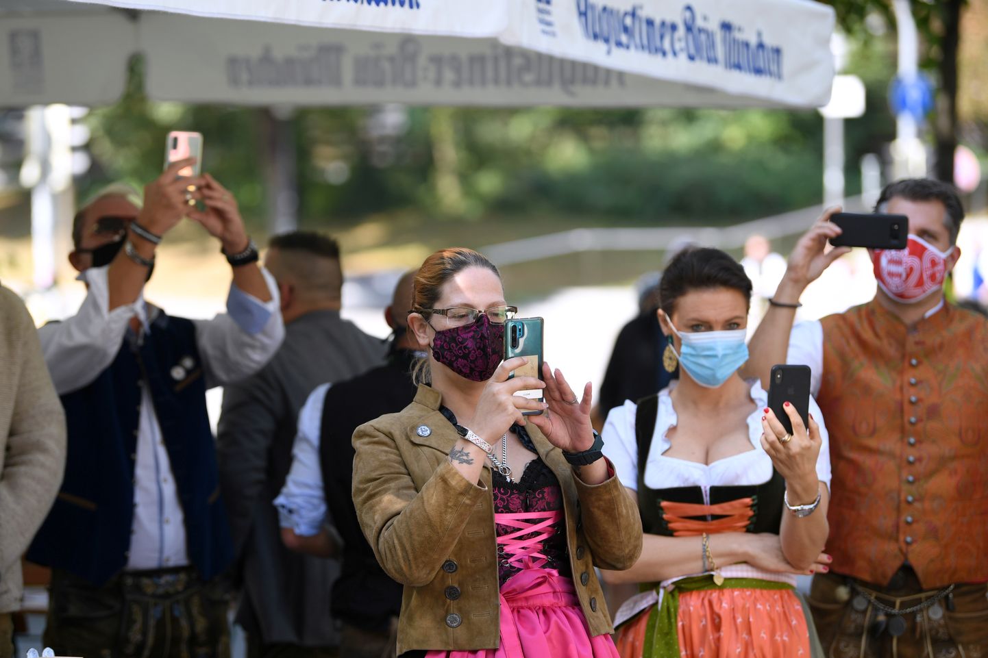 Illustreerival pildil maskides inimesed mini-Oktooberfestil Münchenis 19. septembril 2020.