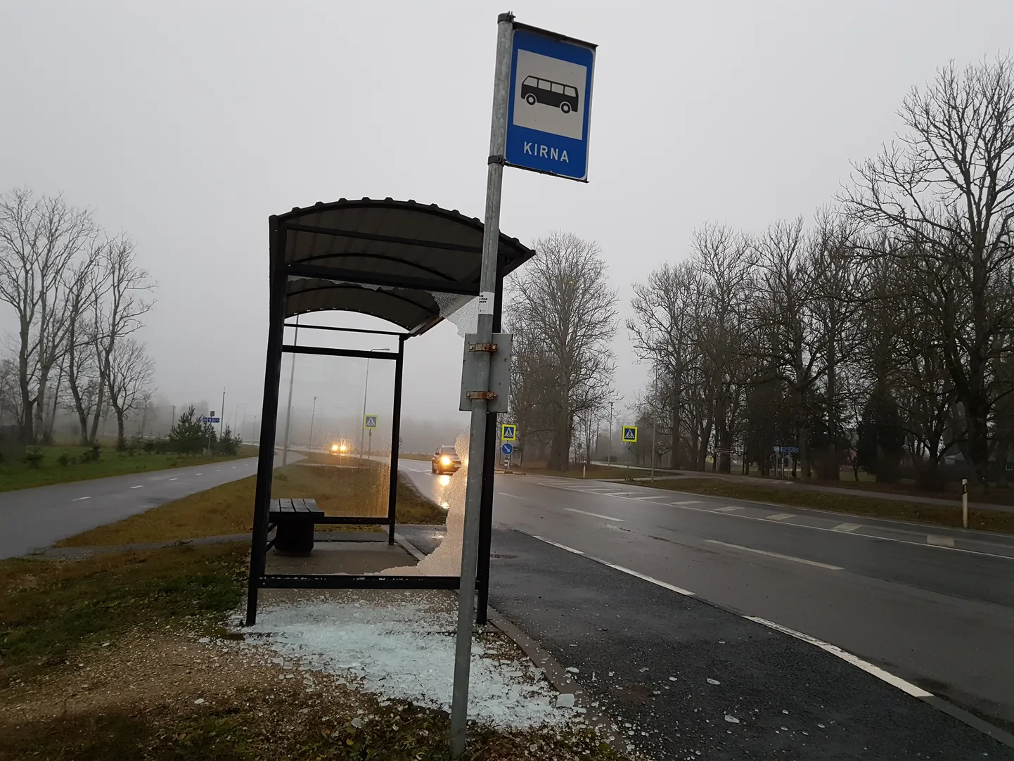Lõhutud klaasiga bussiootekoda Kirnas.