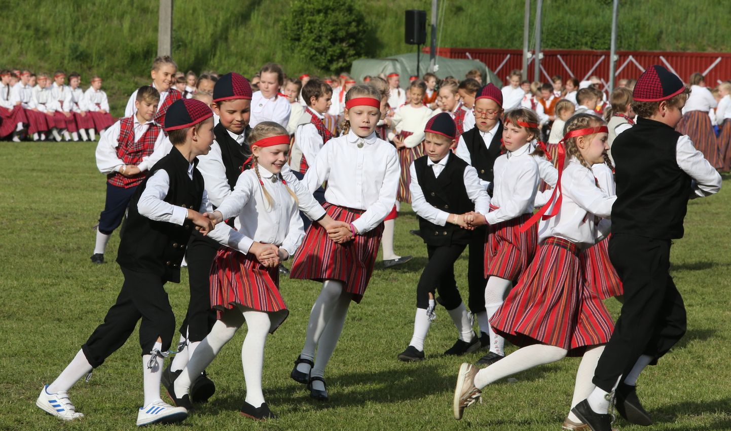 Eelmisel suvel peeti Tartu ülikooli staadiionil Tartumaa laste tantsupeokest "Suvevaheaeg".