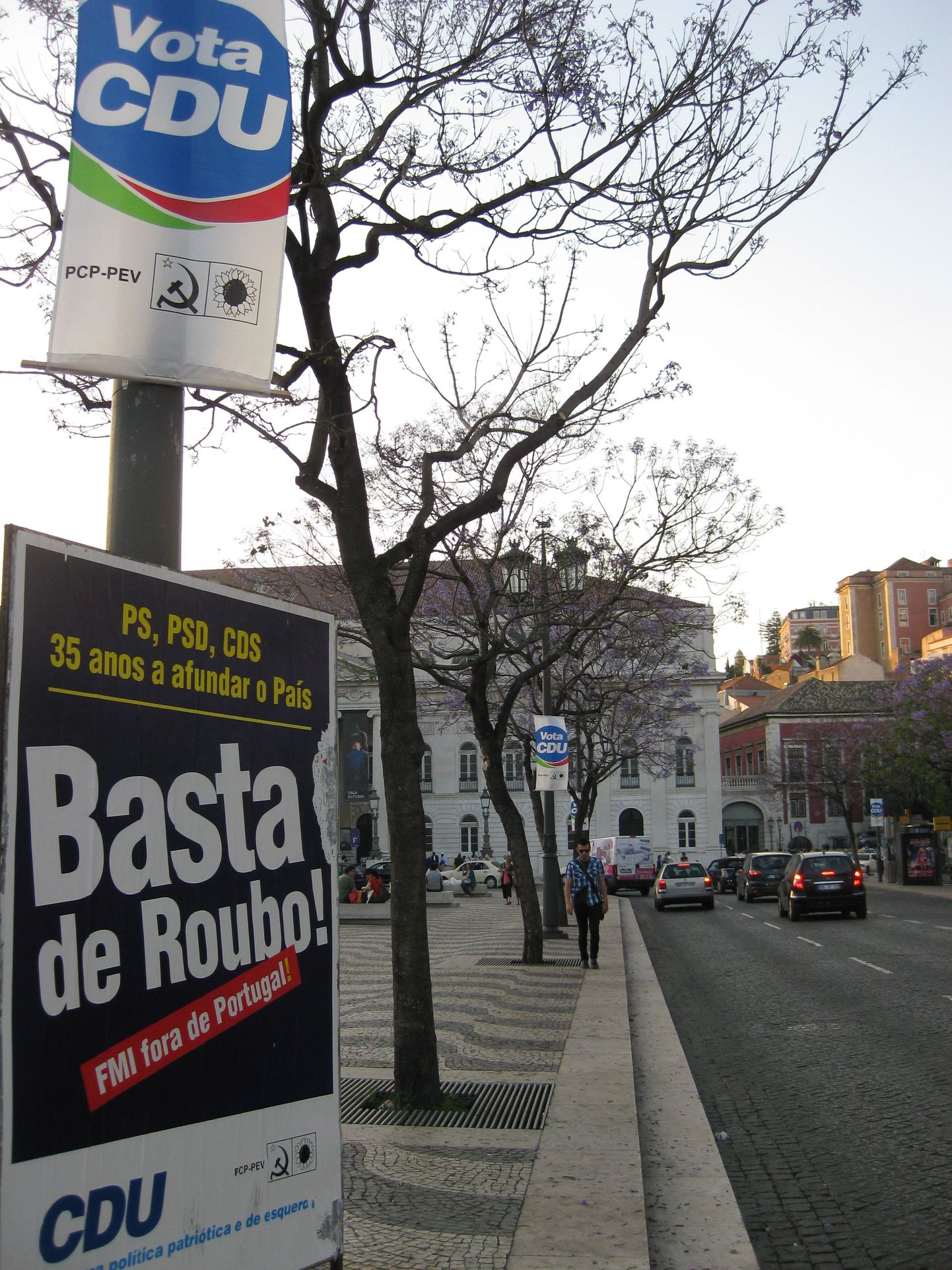 Kommunistliku partei valimisreklaam Lissabonis. Alumisel plakatil on loosung «IMF Portugalist välja!».