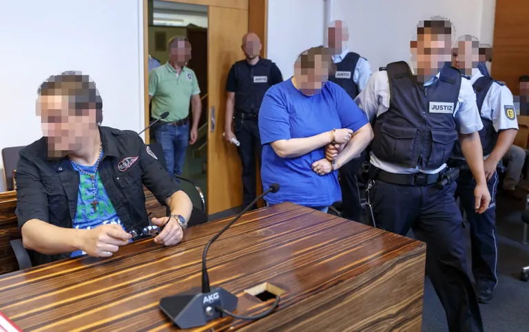 Christian L. (istumas) Berrin T. kohtusaali toimetamise ajal.
