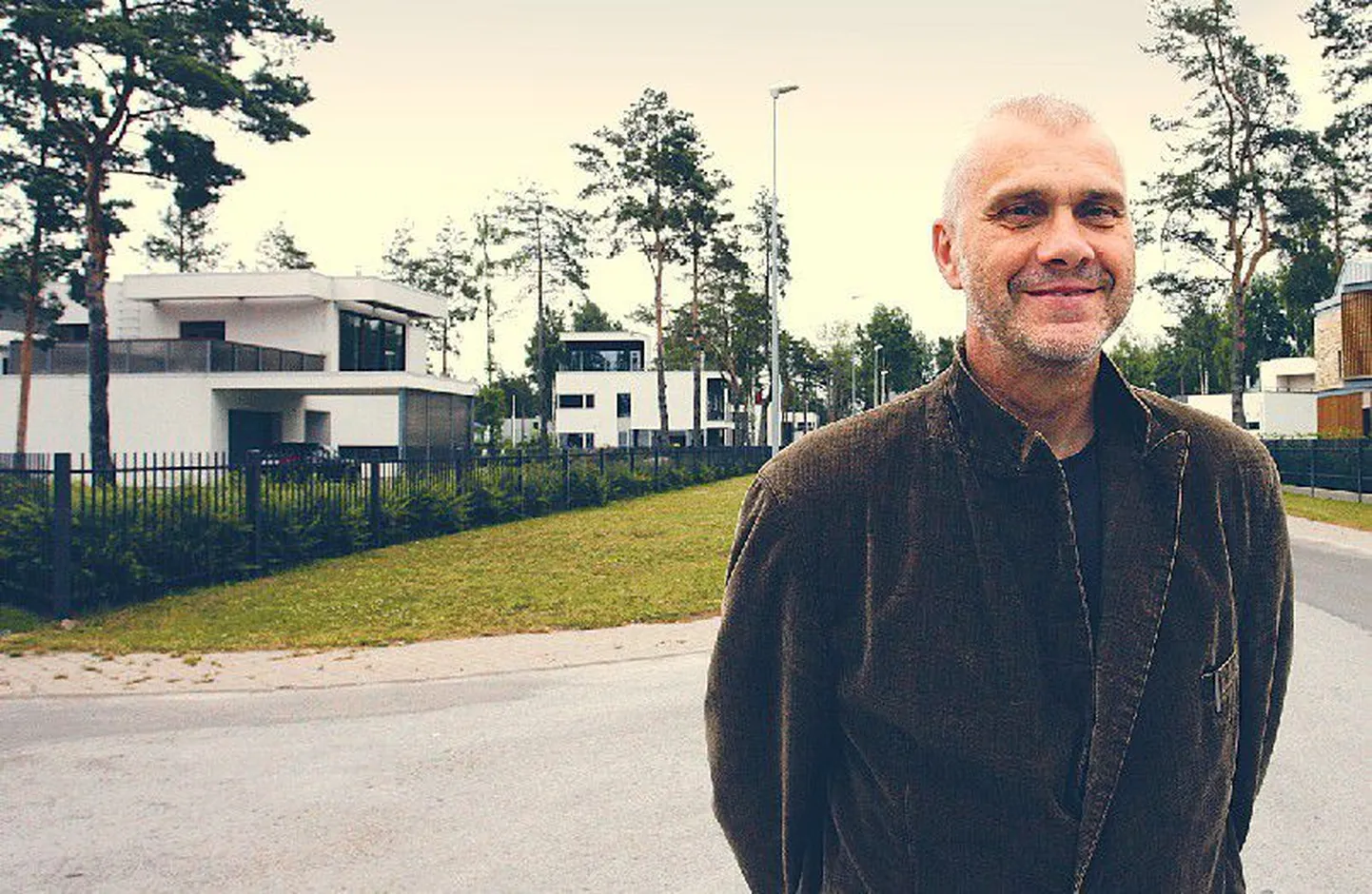 Luksuslikke eramaju projekteeriv arhitekt Vahur Sova tööpuuduse üle ei kurda. Tema tööd on ka kaks kallist eramut Merirahu elamupiirkonnas, mis paistavad fotol vasakul.