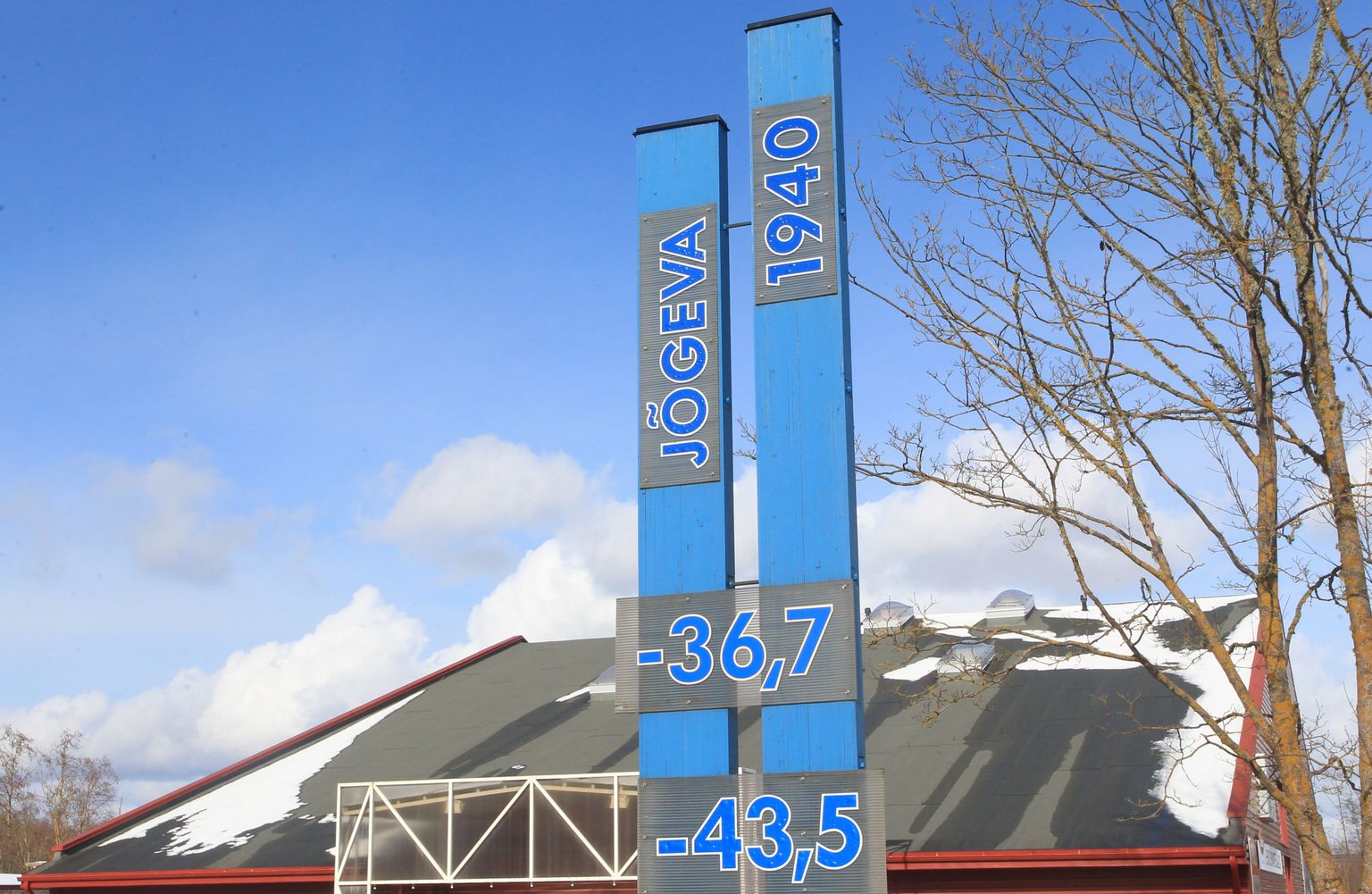 Jõgeva külmasambal tähistatud ning praegugi kehtiv külmarekord mõõdeti Jõgeva ilmajaamas 1940. aastal.