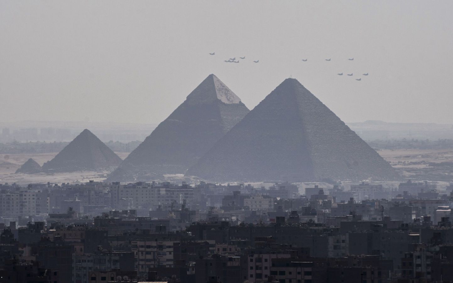 Egiptuse õhujõudude Rafale hävitajad püramiidide kohal.
