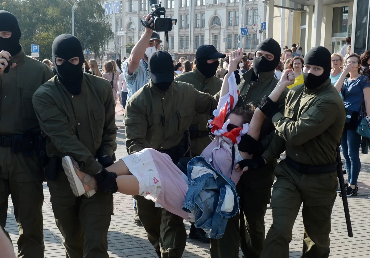 Baltkrievijas policija ar varu no sieviešu solidaritātes demonstrācijas aiznes gados jaunu valdības opozīcijas aktīvisti.