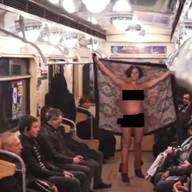 Голая украинка в киевском метро фото