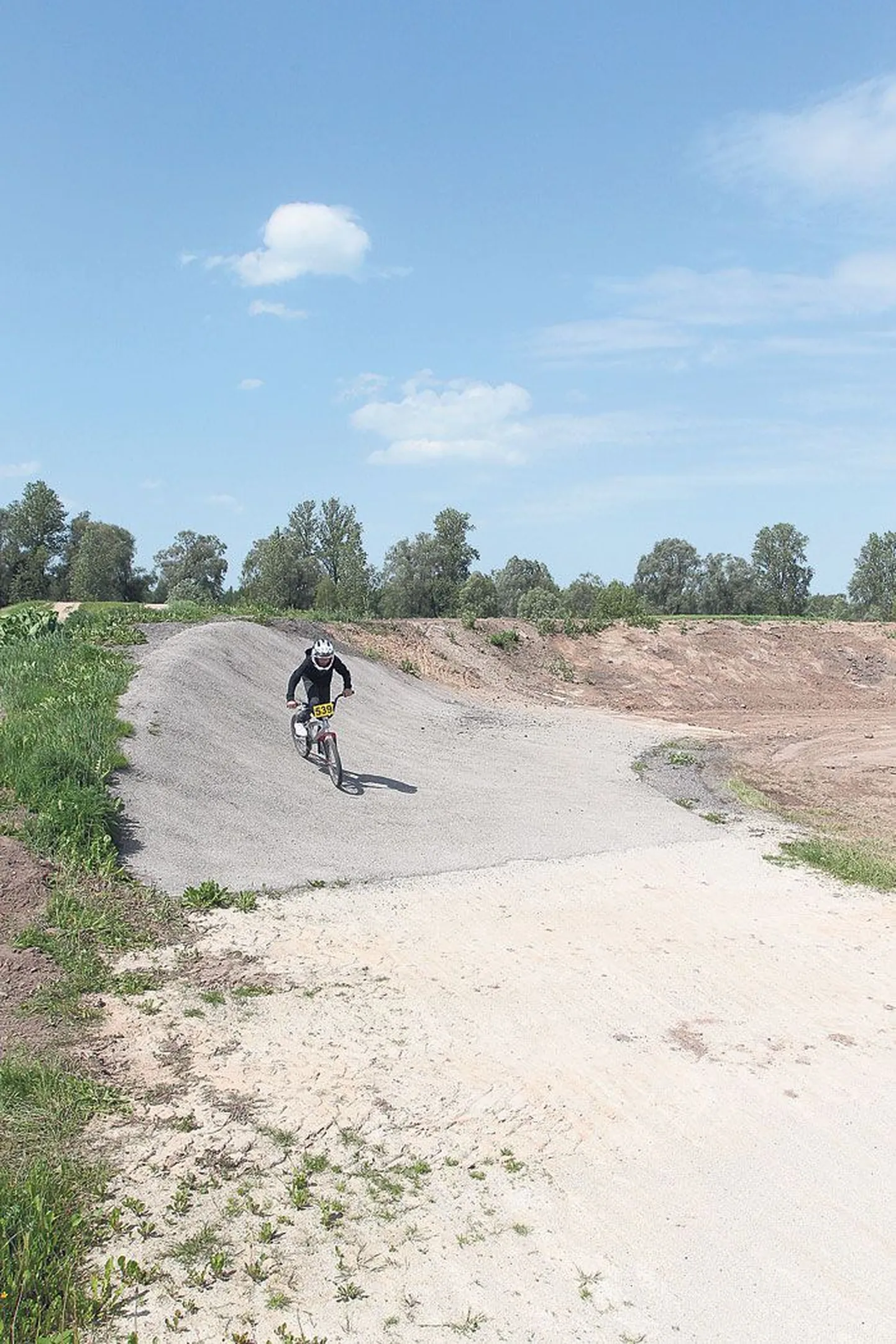 BMXi rajal treeninud Siim Kononenkol võttis lahtine pinnas stardijärgses kurvis rattal hoo maha. Peagi saab viraaž kõva katte ja siis saab seda läbida hoopis suuremal kiirusel.