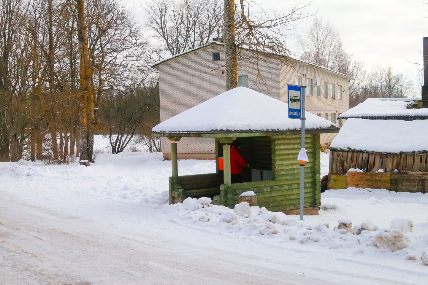 Kuigi Uniküla bussipeatuse ootepaviljonis on võimalik bussi üsna turvaliselt oodata, võib soov bussigraafikut kontrollida osutuda päris ohtlikuks.