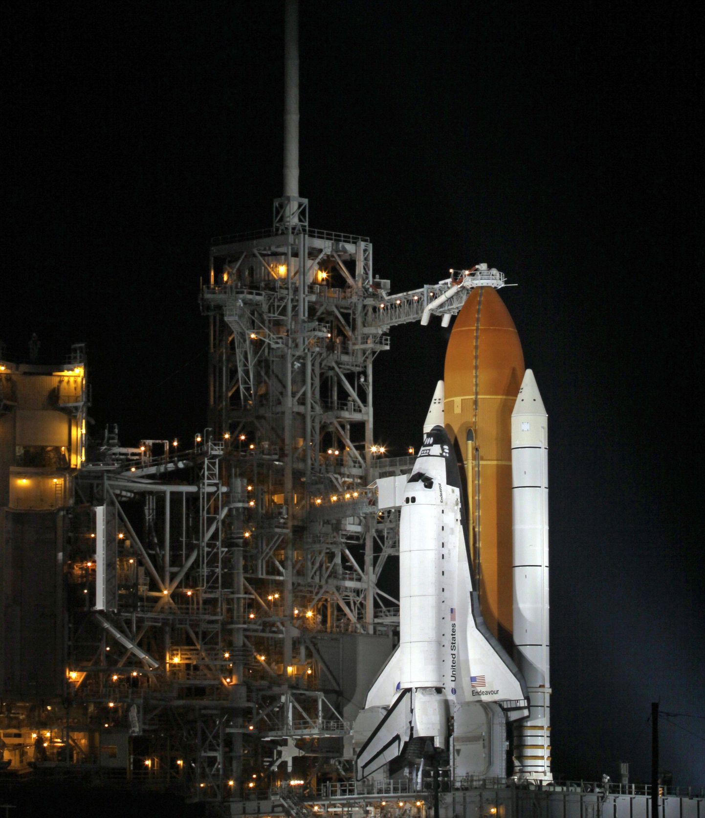 Gaasileke nurjas NASA süstiku Endeavour täna hommikuse stardi.
