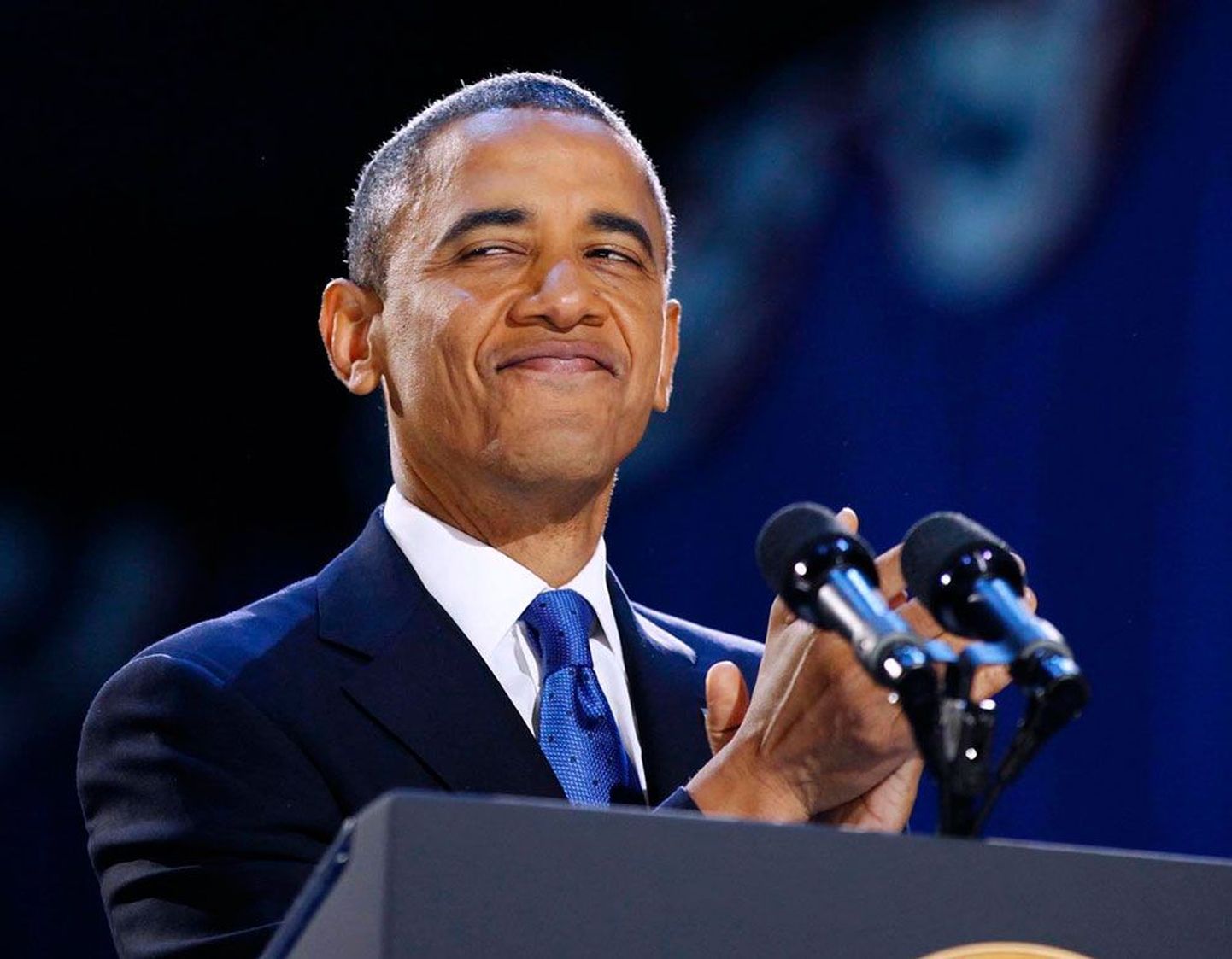 Taas presidendiks valitud Obama Chicagos valimisöö võidukõne pidamise ajal naeratamas.