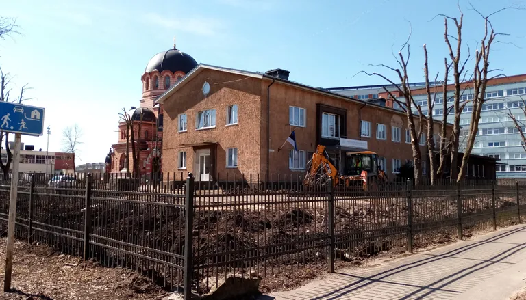 На территории Нарвской православной школы работает трактор.