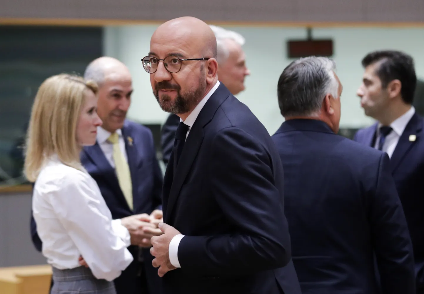 Esiplaanil Euroopa Ülemkogu alaline eesistuja Charles Michel, taamal vasakul Eesti peaminister Kaja Kallas.
