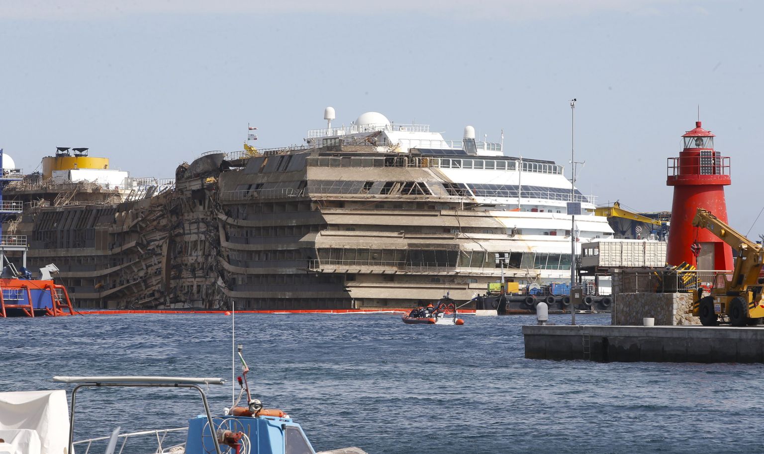 Ristluslaev Costa Concordia pärast püsti tõstmist.