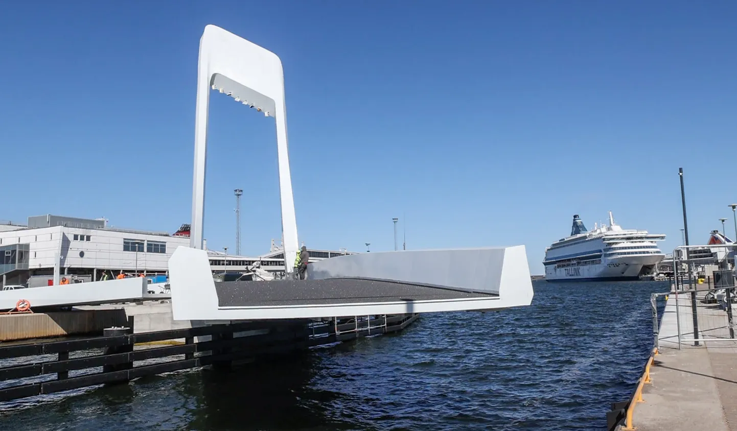Pöördsild ja reisilaev Tallinna Sadamas.