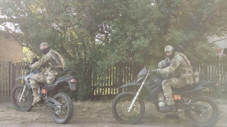 Иногда спецназовцы ГУР передвигаются на мотоциклах.