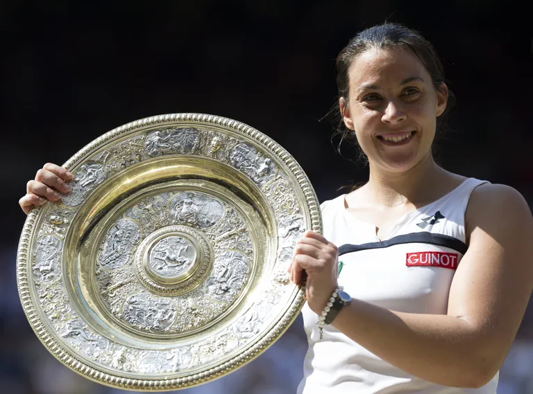 Marion Bartoli 2013. aastal Wimbledoni võidukarikaga. FOTO: Scanpix