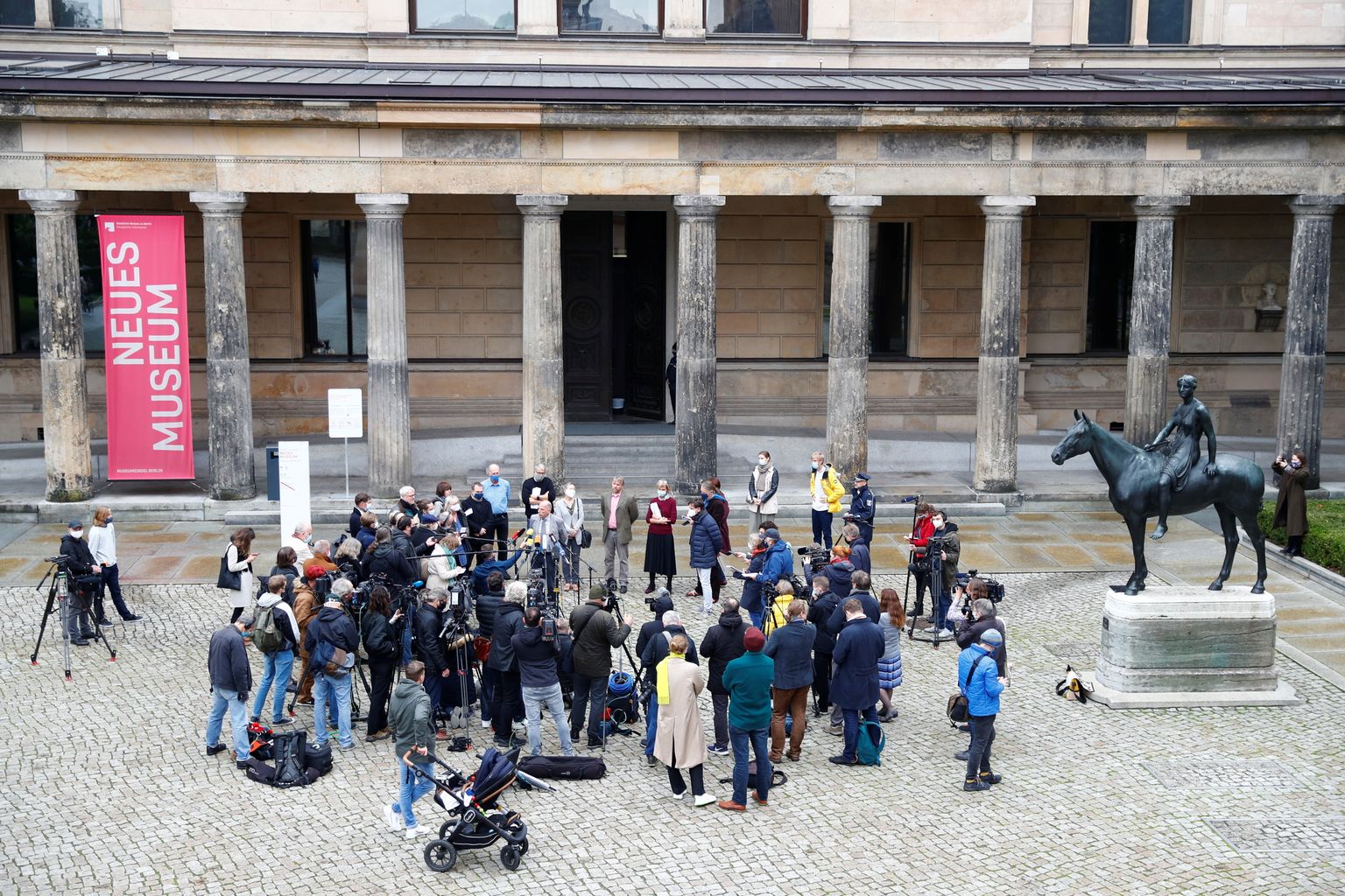 Ajakirjanikud Berliini muuseumisaare kompleksi ees.