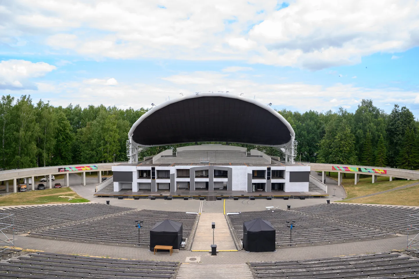 Suvelavastuse rokkooperi «Johnny» lava on Tartu lauluväljakul etendusteks valmis. Millised koroonareeglid korraldajatele täpsemalt kehtima hakkavad, pole veel selge. Kindel on aga see, et esimene etendus toimub 5. augustil.