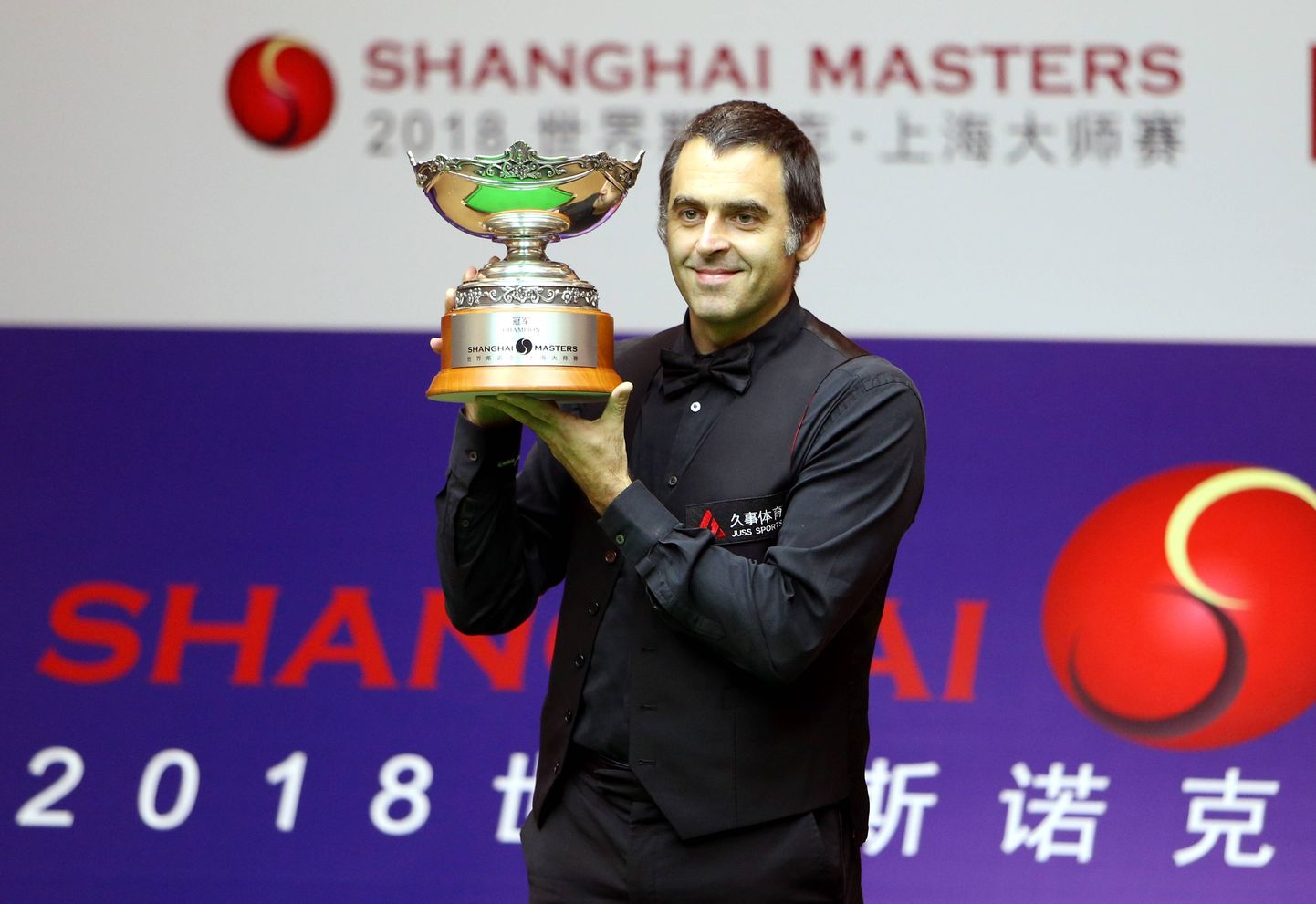 Ronnie O'Sullivan Shanghai Mastersi võitjatrofeega - hetk enne selle publikusse ulatamist.