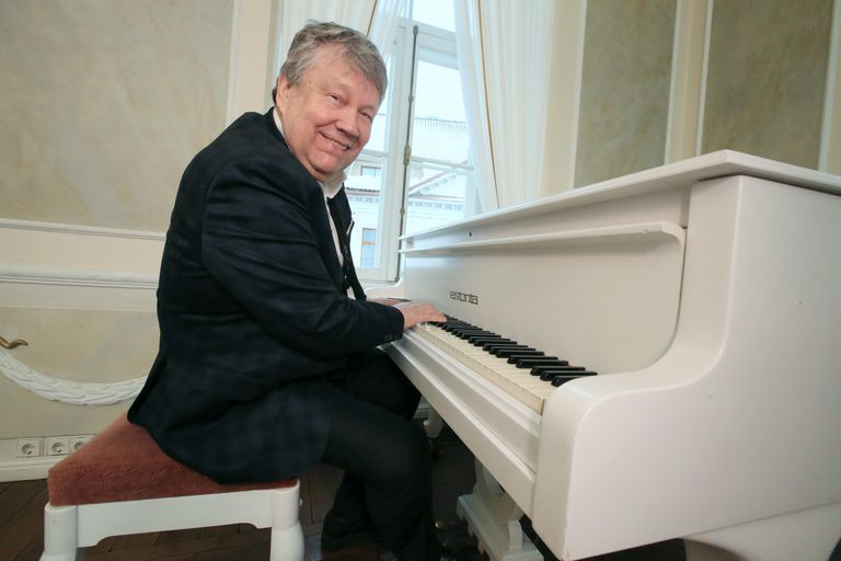 Lembit Saarsalu naudib meloodiaid Tartu raekoja valge klaveri taga.
