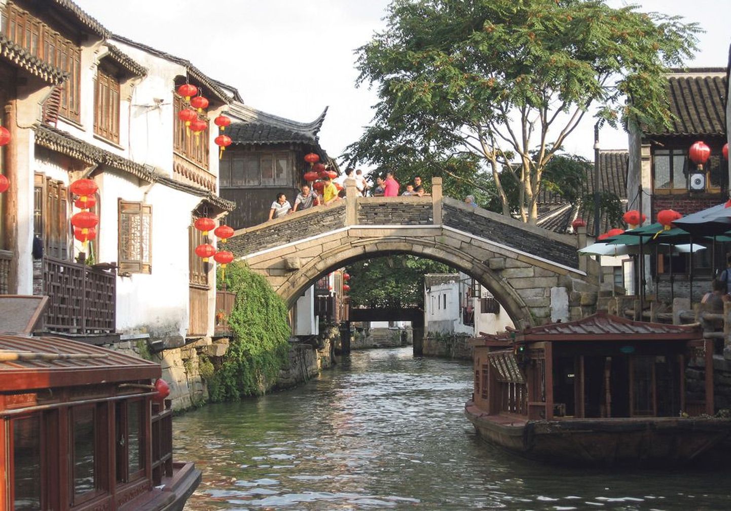 Сучжоу пронизан сетью каналов, прогулка по которым — одно из самых необычных впечатлений от поездки в Китай.