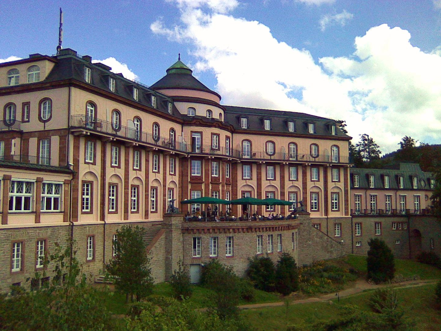 RAHVUSLIK MÄLESTUSMÄRK: Saksamaal Baden-Badeni lähistel asuv Bühlerhöhe loss-hotell omab paljud sakslaste jaoks ajaloolist tähendust, sest kunagi meeldis seal puhata kaasaja Saksamaa esimesel kantsleril Konrad Adenaueril. Nüüd on aga hotelli omanikud Kasahstani endise presidendi pereliikmed.