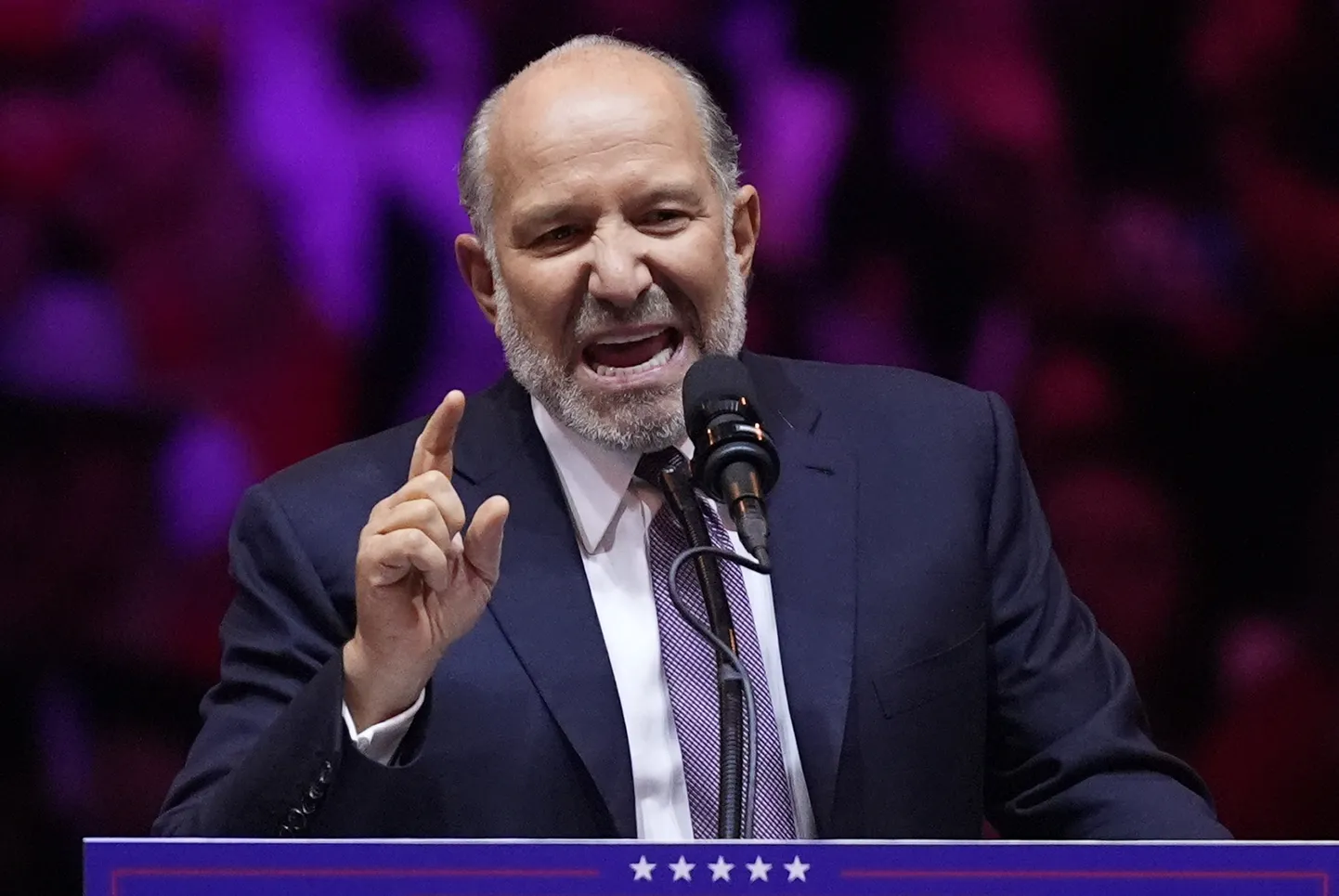 Howard Lutnick esinemas Donald Trumpi kampaaniaüritusel Madison Square Gardenis.