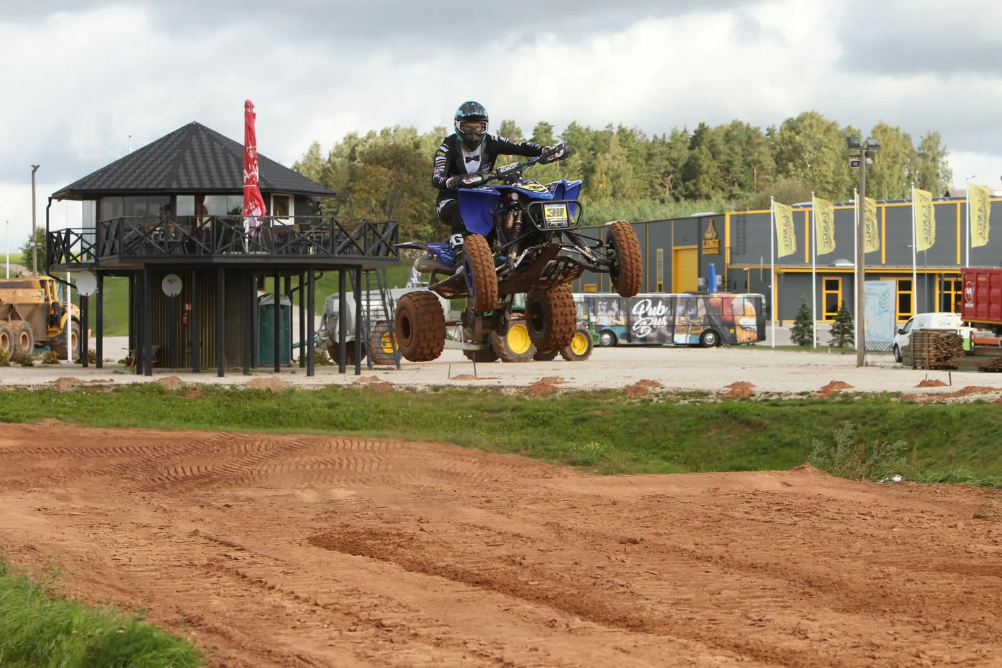 Neljarattalise quad’iga sõitev Kevin Saar on rõõmus, et EM-etapp peetakse Lange, mitte Kiviõli krossirajal.