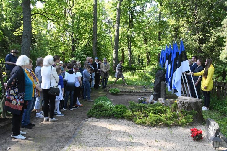Eesti lipu seltsi Sindi osakond alustas täna hommikul sinimustvalge 137. aastapäeva tähistamist Viljandi Vanalt kalmistult Emilie Rosalie Beermanni rahupaigast.