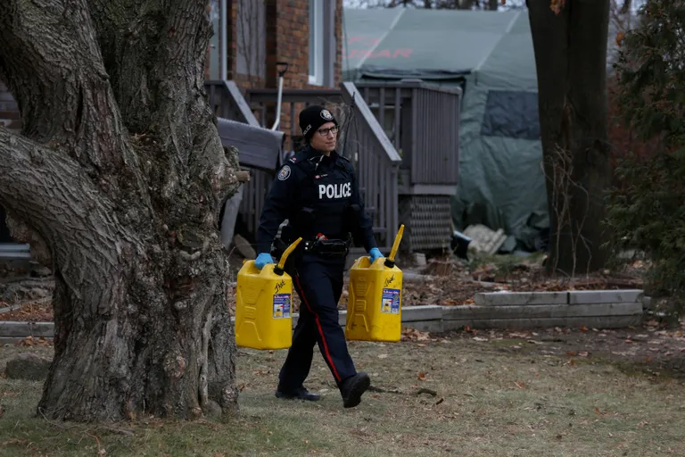 Politsei Bruce McArthuriga seotud aeda läbi otsimas.