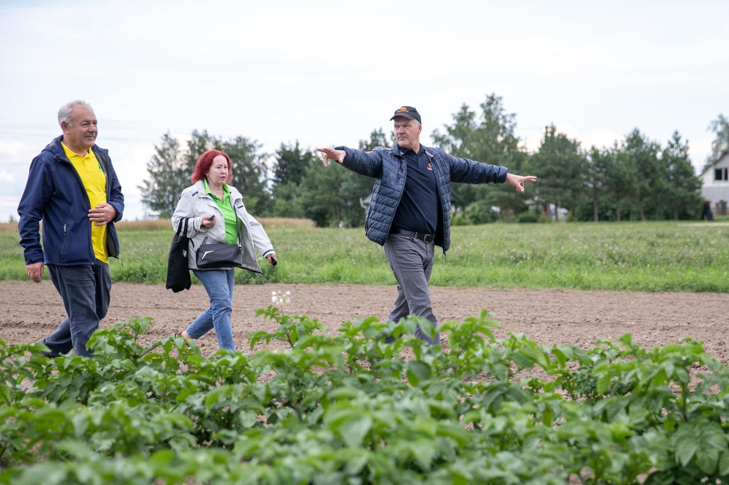 Gustav Põldmaa (paremal) kartulivaldusi Simunas saab näha avatud talude päeval. Muidugi ka uudistada moodsaid põllutöömasinaid, laohoonet ja küsida kõike, mis puudutab kartulit.