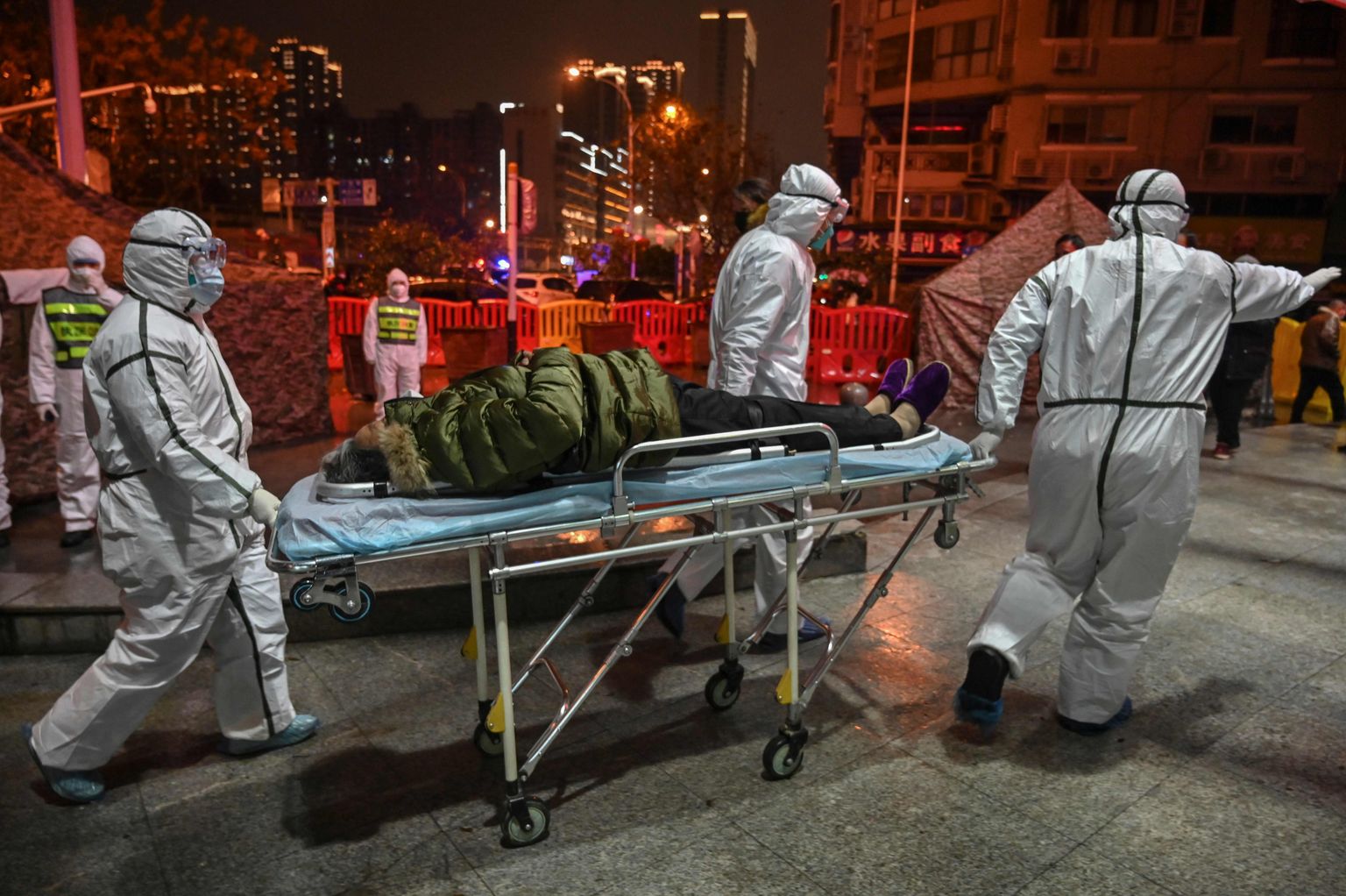 Meedikud kiirustavad haigega Wuhani haiglasse.