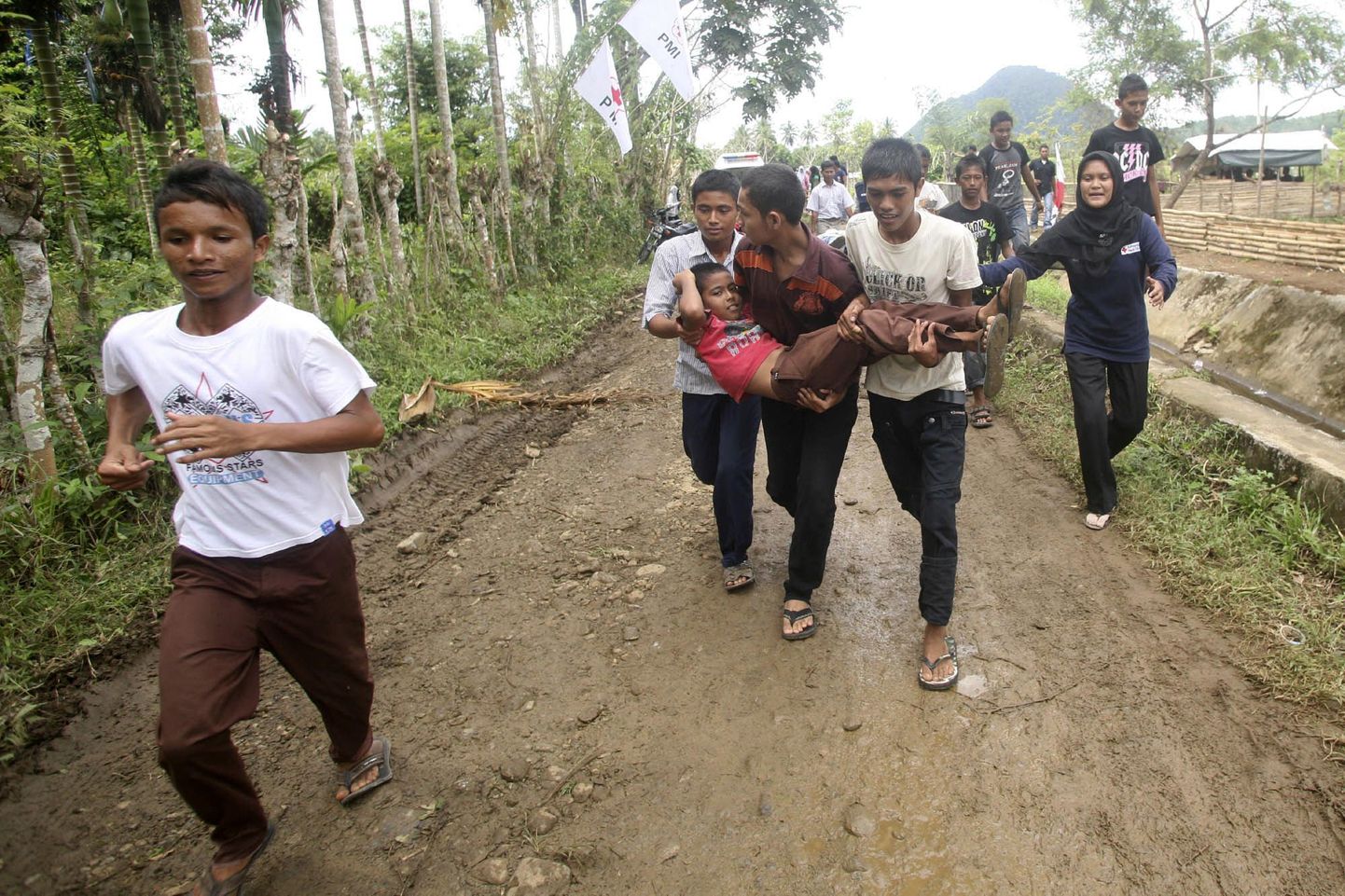 Indoneesia Acehi provintsi elanikud harjutasid täna, kuidas tsunami eest evakueeruda.