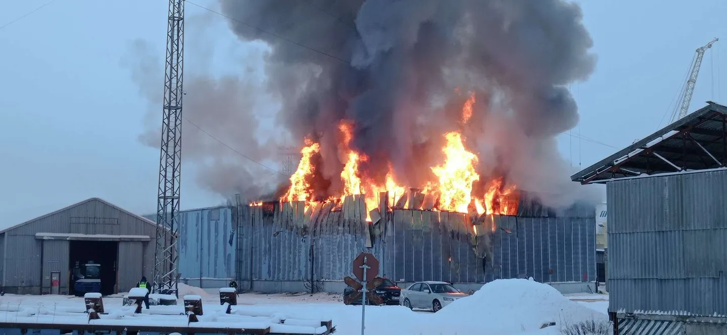 Пожар на территории порта в Вецмилгрависе