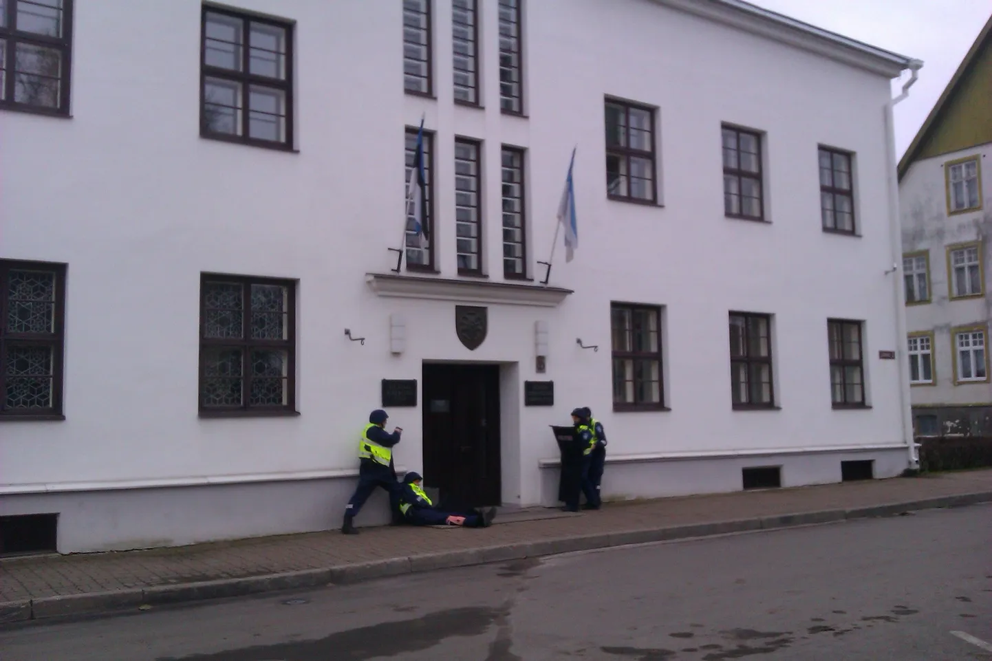 Politseinikud Viljandi raekoja ukse juures.
