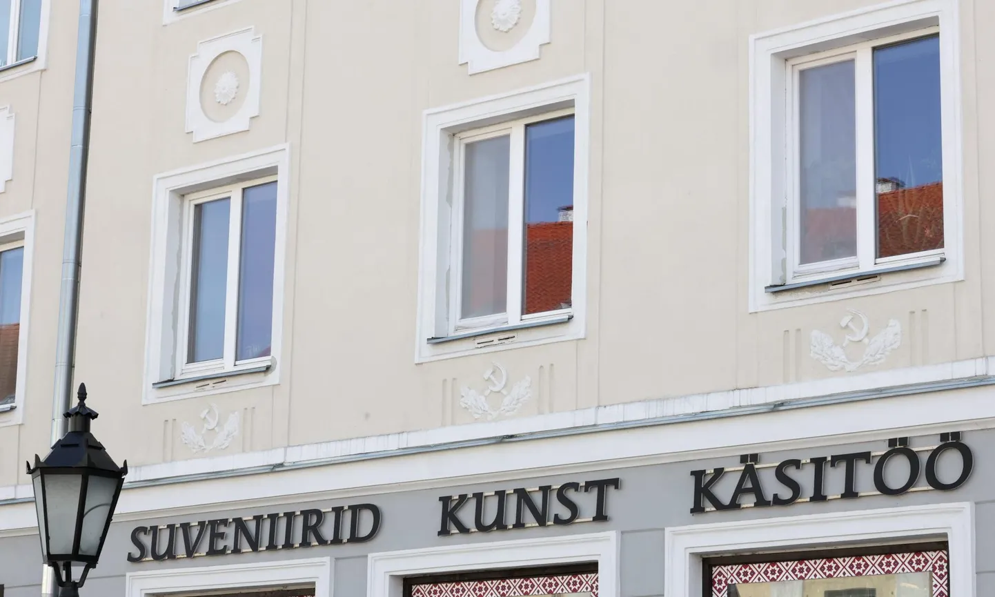 Sirbid ja vasarad Küüni 2 maja Raekoja platsi poolsel fassaadil olid esmaspäeval endiselt omal kohal, ehkki Eesti Vabariigist lahkusid punaväed juba ligi 33 aastat tagasi.