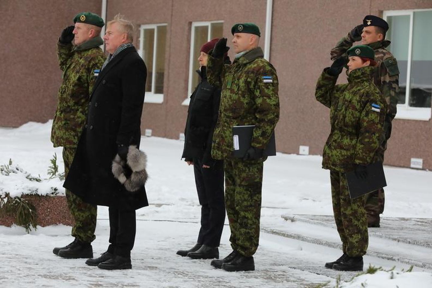 Kaitseminister Kalle Laanet (esiplaanil mustas) andis üle missioonimedalid Tapal teenivatele NATO lahingugrupi Prantsuse sõduritele.