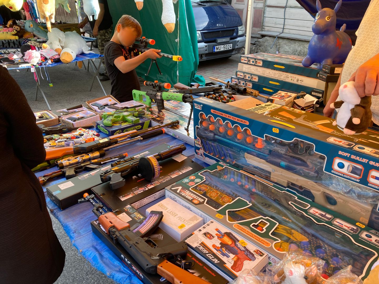 Помимо игрушечных пистолетов, на ярмарке были замечены и ножи, которые по просьбе организаторов быстро исчезли с прилавка.