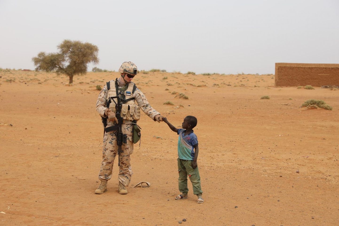 Missioonil Barkhane teeniv kaitseväelane tänavu kevadel Malis koos kohaliku lapsega. 