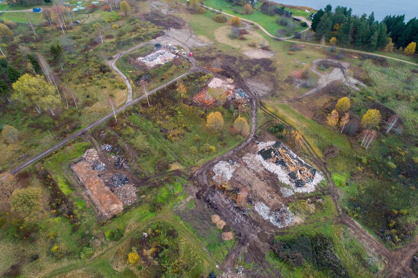 Algab Järveotsa elamurajooni kruntide müük. Oktoobri keskel puhastati seal maa vanadest sõjaväeosa hoonetest.
