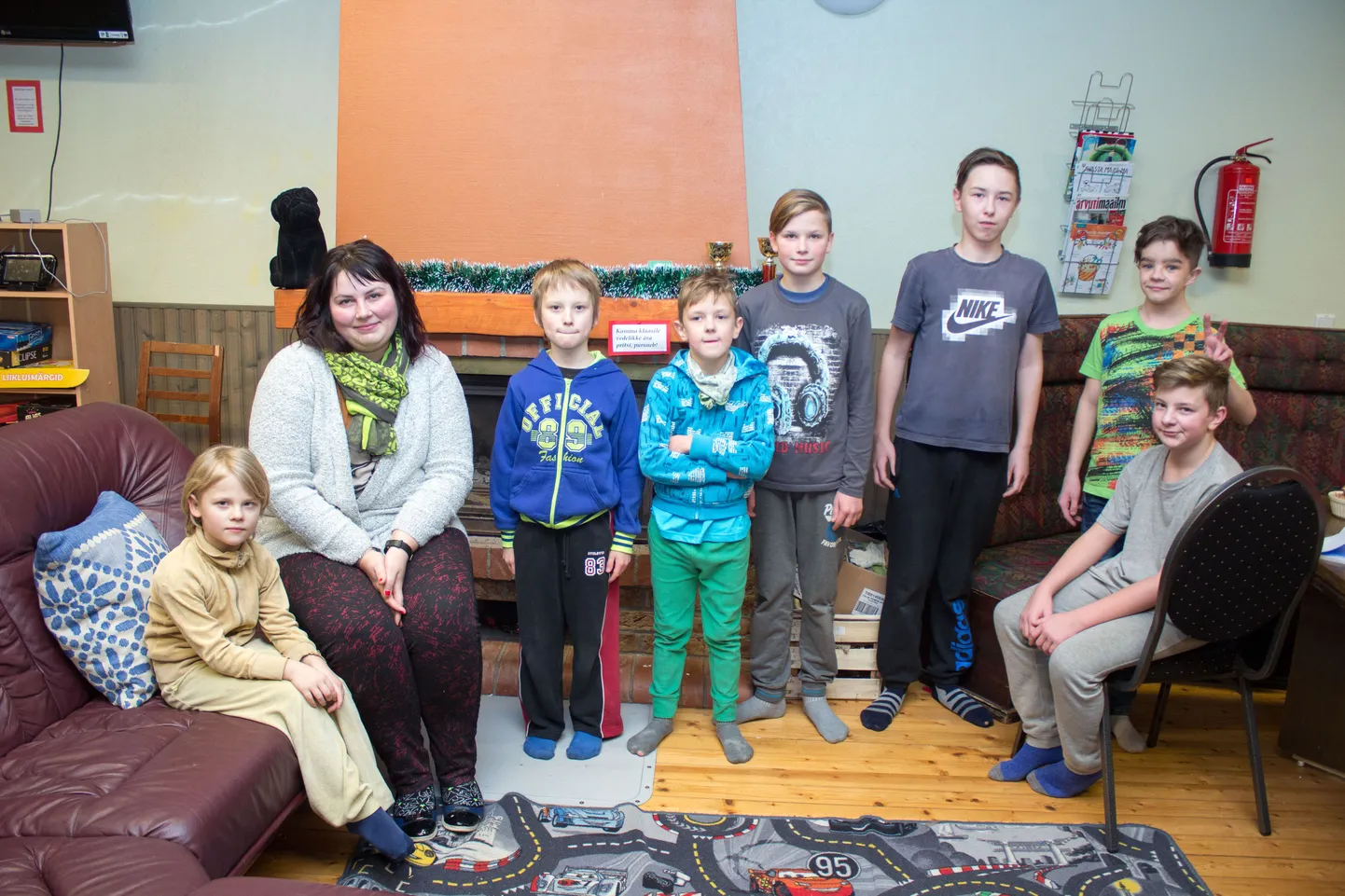 Hellenurme noortekeskuse noortejuht Mari-Liis Vanaisak naudib oma tööd, kuigi ütleb, et noorte muresid kõrvalt nähes on tänulik, et ise enam nii noor ei ole. Fotol lisaks keskuse noored Berit Margus (vasakult), Kermo Margus, Armin Aarna, Kaspar Paulus, Renaldo Aarna, Raiko Lemberg ja Danjel Juškin.