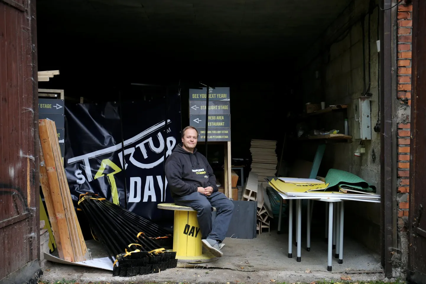 Praegu seisavad ärifestivali sTARTUp Day rekvisiidid J. Liivi tänaval majandusteaduskonna hoovil garaažis. Festivali idee autori Andres Kuusiku hinnangul on see igati sümboolne, sest festivalil osalevate idufirmade enamik on alguse saanud kuurides või garaažides.