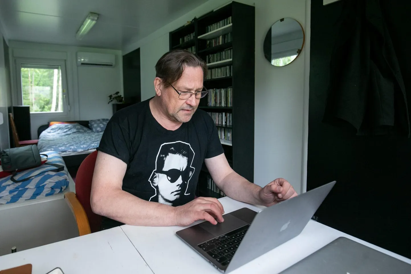 Üllar Saaremäe oma kodukontoris Arbavere külas. Pole teada, mis asju ta arvutis ajab – kas ta on parajasti poliitik või teatrimees?
