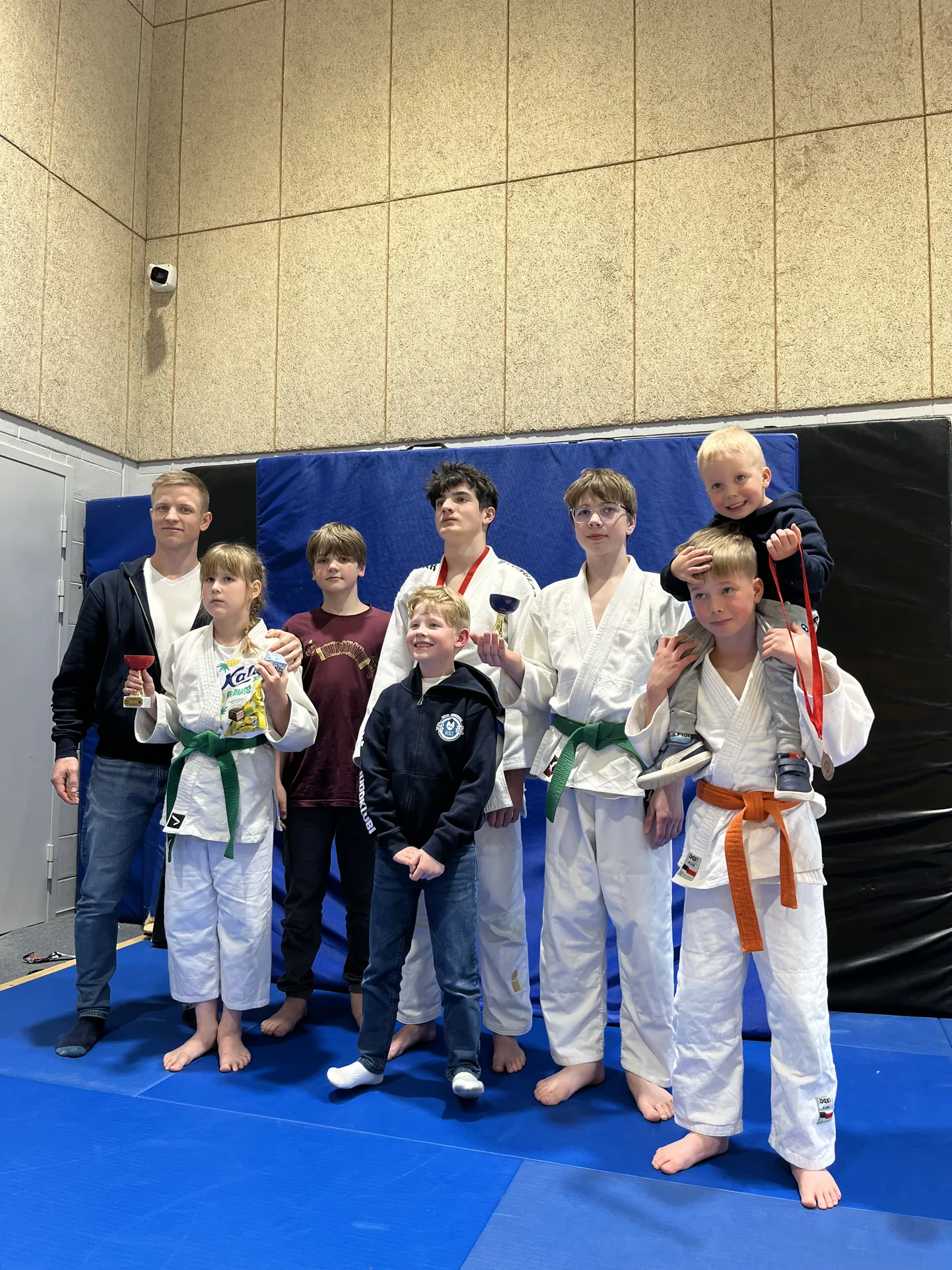 Võru judoklubi Rei võitis Tartus spordiklubi Zen kevadturniiril kaks kulda. Pildil vasakult - treener Ants Tiido, Saara Oja ( -45 kg) kuldmedal, Aho Kuks (-50kg) 5.koht, Edward Tambets (-60kg) 3. koht, Meel Kuks (-55kg) kuldmedal, Hendrik Leeland (-32 kg) 3. koht.